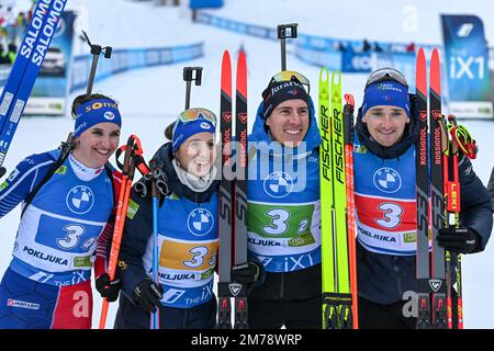 Pokljuka, Slowenien. 08. Januar 2023. Julia Simon, Anais Chevalier-Bouchet, Quentin Fillon Maillet und Fabien Claude von der Linken Frankreichs, posieren nach dem Sieg des Mixed Relay Wettbewerbs bei der Biathlon Weltmeisterschaft in Pokljuka. Kredit: SOPA Images Limited/Alamy Live News Stockfoto