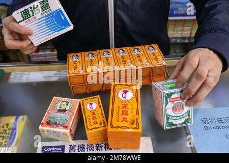 Menschen suchen nach Antidiarrheal Medicine und proprietären chinesischen Medikamenten in Sheung Shui, jetzt diese sind populär während der Omicron XBB.1,5 Ausbruch in China.04JAN23 SCMP /K. Y. Cheng Stockfoto