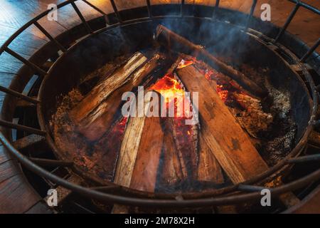 Brennendes Brennholz, Feuer und Glut im Ofen zum Kochen oder Heizen. Stockfoto