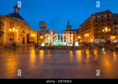 Valencia, Spanien - 22. Juni 2019: Platz der Heiligen Maria und Brunnen Rio Turia bei Nacht Stockfoto