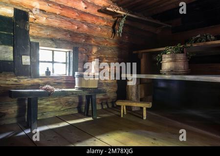 Das Interieur des traditionellen russischen Holzbadehauses besteht aus Holzstämmen Stockfoto