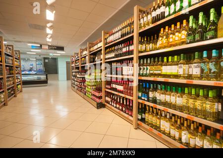 Valencia, Spanien - 01. Juli 2019: Weinabteilung im Supermarkt Mercadona ist die größte Supermarktkette in Spanien Stockfoto