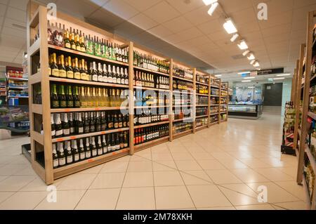 Valencia, Spanien - 01. Juli 2019: Weinabteilung im Supermarkt Mercadona ist die größte Supermarktkette in Spanien Stockfoto