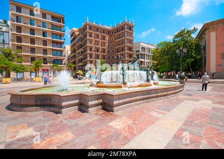 Valencia, Spanien - 01. Juli 2019: Platz der Heiligen Maria und Brunnen Rio Turia Stockfoto