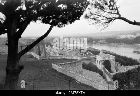 Blick über Avignon und die Rhone vom Jardin des Doms mit der ehemaligen Hängebrücke (1843 erbaut), die 1943 ersetzt wurde, Avignon, Vaucluse, Provence, Frankreich. Klassisches Schwarzweiß- oder Schwarzweißbild Stockfoto