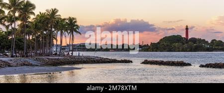 Blick auf den Jupiter Leuchtturm auf der Nordseite des Jupiter Inlet. Stockfoto