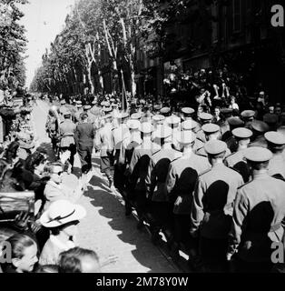 Revue des Troopes, Überprüfung der Truppen, französische Truppen oder Soldaten marschieren bei einer Siegesparade in Marseille, Frankreich, am Tag nach der Kapitulation Deutschlands am Ende des Zweiten Weltkriegs am 8. Mai 1945. Klassisches Schwarz-Weiß- oder Schwarzweißbild, aufgenommen am 9. Mai 1945. Stockfoto