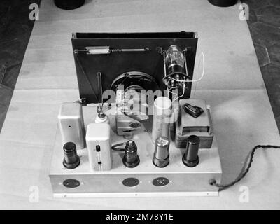 Demontiertes antikes Radio, Oldtimer-Radio oder Röhrenradio und Ventile. Klassisches Schwarz-Weiß- oder Schwarzweiß-Bild 1945. Stockfoto