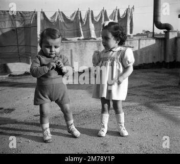 1940er Französisch Kinder, Kleinkinder, Kleinkinder oder Junge Bruder und Schwester 1947 Frankreich. Klassische Schwarzweiß- oder Schwarzweißfotos. Stockfoto