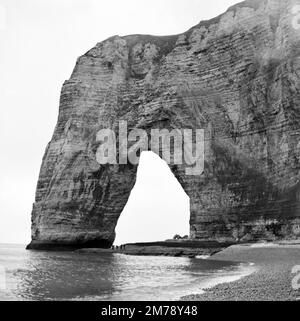 Chalk Cliffs, Natural Arch an der Küste der Etretat Normandie France c1960. Klassisches Schwarzweiß- oder Schwarzweißbild. Stockfoto