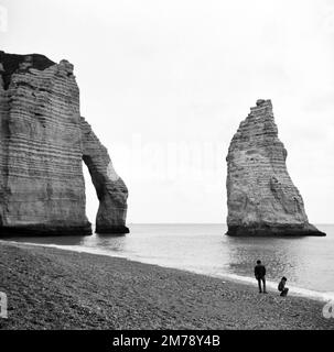 Chalk Cliffs, Natural Arch and the Needle oder L'Aiguille an der Küste der Etretat Normandy France c1960. Klassisches Schwarzweiß- oder Schwarzweißbild. Stockfoto