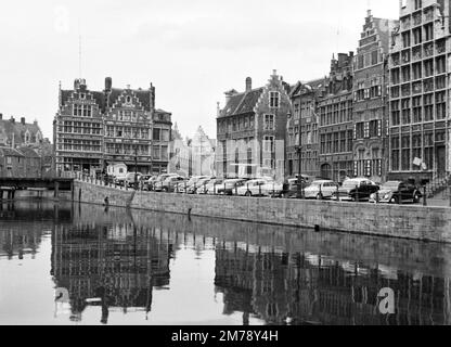 1960er Uhr Blick auf den Riverside Graslei Quay am Leie River, mit alten 1950er-1960er Autos am Kai (jetzt Fußgängerzone) in der Altstadt oder dem historischen Viertel Gent Belgien c1960. Klassische Schwarzweiß- oder Schwarzweißfotos. Stockfoto