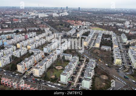 Berlin, Deutschland. 08. Januar 2023. Blick auf das Hochdeck-Wohnhaus Sonnenallee in Neukölln. Dort, wie an vielen anderen Orten in der Stadt, eskalierte die Gewalt an Silvester. Politiker, Polizei und verschiedene Verbände suchen nun nach Lösungen. Paul Zinken/dpa/Alamy Live News Stockfoto