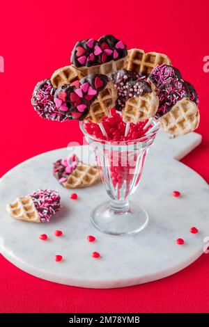 Waffel in einer Vase aus Zimtherzen, zum Valentinstag Stockfoto