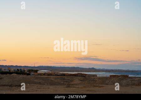 Sonnenuntergang über dem wunderschönen blauen Meer von Marsa Alam Stockfoto