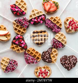 Blick von oben auf dekorierte herzförmige Waffelknöpfe zum Valentinstag. Stockfoto