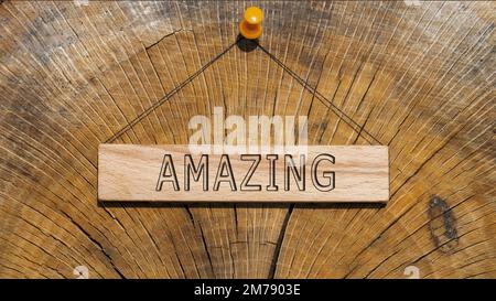 Geschrieben unglaublich auf Holzoberfläche. Holzkonzept. Stockfoto