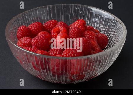 Eine Glasschale Himbeeren Stockfoto