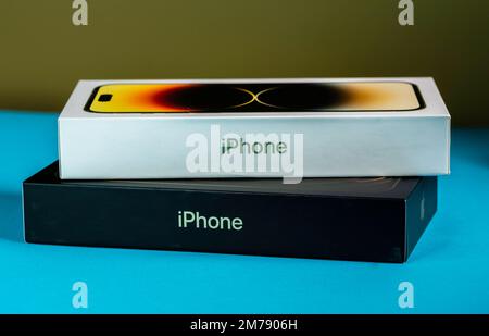 Kiew, Ukraine 12/25/2022 – Apple-Gold-iphone Stockfoto