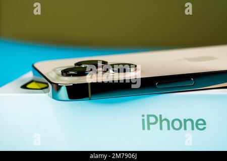 Kiew, Ukraine 12/25/2022 – Apple-Gold-iphone Stockfoto