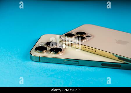 Kiew, Ukraine 12/25/2022 – Apple-Gold-iphone Stockfoto