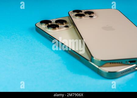 Kiew, Ukraine 12/25/2022 – Apple-Gold-iphone Stockfoto