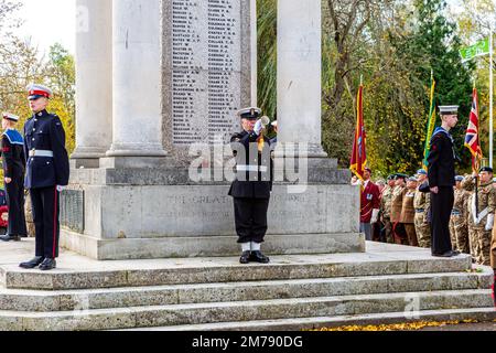 Der königliche Navy-Bugler gibt den letzten Posten aus. Gedenktag Sonntag Taunton Cenotaph War Memorial, Vivary Park. Taunton. 2017 Stockfoto