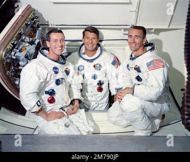 Cape Canaveral, Vereinigte Staaten. 22. Mai 1968. NASA-Prime-Crew der ersten bemannten Apollo-Weltraummission von links nach rechts; Donn Eisele, Wally Schirra Jr und Walter Cunningham, an der Luke der Kapsel auf Launch Pad 34 im Kennedy Space Center, 22. Mai 1968 in Cape Canaveral, Florida. Cunningham starb am 4. Januar 2023 mit 90 Jahren, dem letzten überlebenden Mitglied der NASA Apollo 7 Mission. Stockfoto