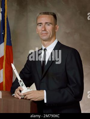 Houston, Usa. 10. September 1964. NASA-Astronaut Walter Cunningham, Pilot des Mondmoduls für die Apollo 7-Mission, posiert mit einem Modell der Apollo 7 Saturn-Rakete im bemannten Raumfahrtzentrum am 10. September 1964 in Houston, Texas. Cunningham starb am 4. Januar 2023 mit 90 Jahren, dem letzten überlebenden Mitglied der NASA Apollo 7 Mission. Stockfoto