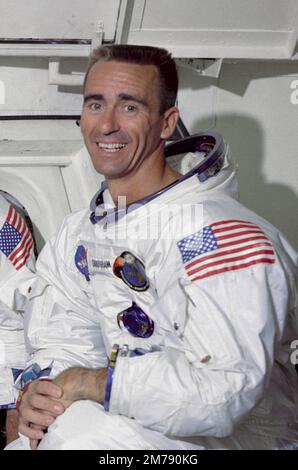 Cape Canaveral, Vereinigte Staaten. 22. Mai 1968. NASA-Prime-Crew des ersten bemannten Astronauten der Apollo-Weltraummission Walter Cunningham, an der Luke der Kapsel auf Launch Pad 34 im Kennedy Space Center, 22. Mai 1968 in Cape Canaveral, Florida. Cunningham starb am 4. Januar 2023 mit 90 Jahren, dem letzten überlebenden Mitglied der NASA Apollo 7 Mission. Stockfoto