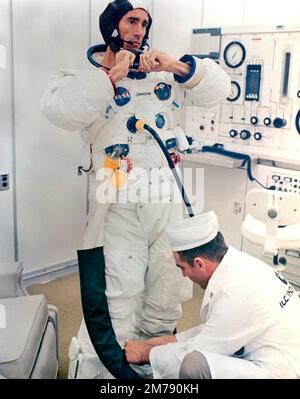 Cape Canaveral, Vereinigte Staaten. 11. Oktober 1968. Der NASA Apollo VII-Premier-Crew-Astronaut Walter Cunningham bereitet sich auf den Starttag im Kennedy Space Center am 11. Oktober 1968 in Cape Canaveral, Florida, vor. Cunningham starb am 4. Januar 2023 mit 90 Jahren, dem letzten überlebenden Mitglied der NASA Apollo 7 Mission. Stockfoto