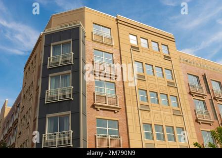 Naperville, Illinois - USA - 15. September 2022: Außenansicht des Hotels und der Schaufensterfronten im Stadtzentrum in Naperville, Illinois, USA. Stockfoto