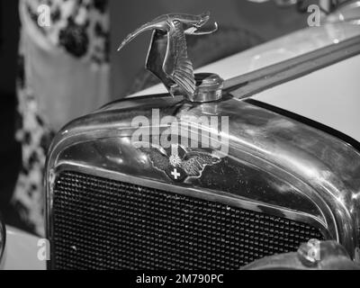 Hispano-Suiza-Emblem. Automobilmuseum von Málaga, Spanien. Stockfoto