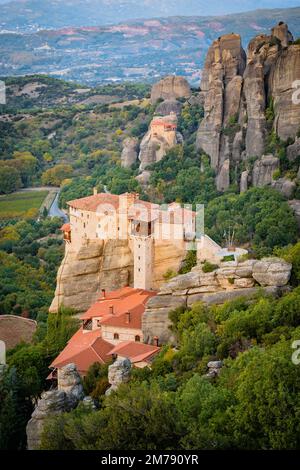 Das historische Heilige Kloster Rousanos in den Meteora Rocks aus der Vogelperspektive Stockfoto