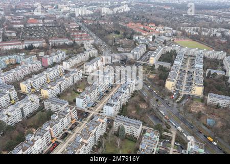 Berlin, Deutschland. 08. Januar 2023. Blick auf das Hochdeck-Wohnhaus Sonnenallee in Neukölln. Dort, wie an vielen anderen Orten in der Stadt, eskalierte die Gewalt an Silvester. Politiker, Polizei und verschiedene Verbände suchen nun nach Lösungen. Paul Zinken/dpa/Alamy Live News Stockfoto