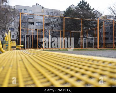 Berlin, Deutschland. 08. Januar 2023. Kinder und ein Mann spielen auf einem eingezäunten Fußballfeld unweit des Wohnsitzes in Neukölln. Dort, wie an vielen anderen Orten in der Stadt, eskalierte die Gewalt an Silvester. Politiker, Polizei und verschiedene Verbände suchen nun nach Lösungen. Kredit: Paul Zinken/dpa/Alamy Live News Stockfoto