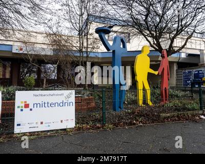 Berlin, Deutschland. 08. Januar 2023. „Mittendrin“ ist der Name des Treffpunkts in der Sonnenallee, nicht weit vom Hochdeck-Wohnhaus in Neukölln. Dort, wie an vielen anderen Orten in der Stadt, eskalierte die Gewalt an Silvester. Politiker, Polizei und verschiedene Verbände suchen nun nach Lösungen. Kredit: Paul Zinken/dpa/Alamy Live News Stockfoto