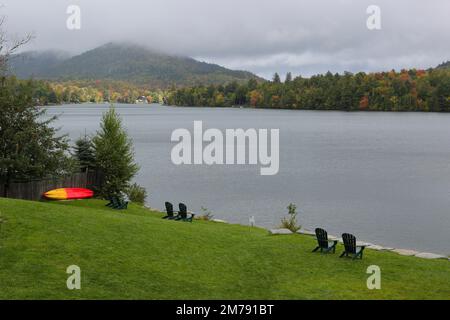 Saranac Lake ist ein Dorf im Bundesstaat New York. Das Dorf ist bekannt als obere, mittlere und untere Saranac Seen in der Nähe. Es liegt im Adirondack Park jus Stockfoto