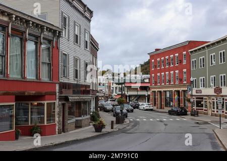 Saranac Lake ist ein Dorf im Bundesstaat New York. Dieses Dorf ist bekannt als obere, mittlere und untere Saranac Seen in der Nähe. Es liegt im Adirondack Park ju Stockfoto
