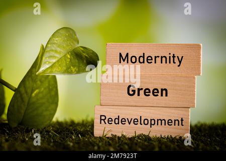 Nachhaltiges grünes Gebäude, städtische grüne Umgestaltung, Konzept, Anpassung bestehender Gebäude an den Klimawandel. Kreative Architektur, die frittiert ist Stockfoto