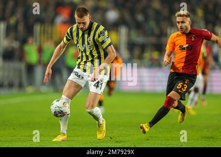 ISTANBUL, TURKIYE - 8. JANUAR: Attila Szalai von Fenerbahce während des türkischen Super-Lig-Spiels zwischen Fenerbahce und Galatasaray im Sukru Saracoglu-Stadion am 8. Januar 2023 in Istanbul, Turkiye (Foto: /Orange Pictures) Stockfoto