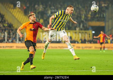 ISTANBUL, TURKIYE - 8. JANUAR: Attila Szalai von Fenerbahce während des türkischen Super-Lig-Spiels zwischen Fenerbahce und Galatasaray im Sukru Saracoglu-Stadion am 8. Januar 2023 in Istanbul, Turkiye (Foto: /Orange Pictures) Stockfoto