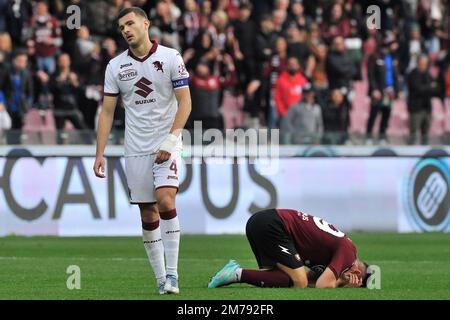 Salerno, Italien. 08. Januar 2023. Krzysztof Pi?tek Spieler von Salernitana und Alessandro Buongiorno Spieler von Torino, während des Spiels der italienischen Serie A Liga zwischen Salernitana gegen Torino Endergebnis, Salernitana 1, Torino 1, Spiel im Arechi-Stadion. Salerno, Italien, 08. Januar 2023. (Foto: Vincenzo Izzo/Sipa USA) Guthaben: SIPA USA/Alamy Live News Stockfoto