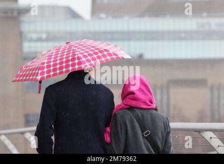 London, Vereinigtes Königreich, 8. Januar 2023. Touristen, die über die Millennium Bridge im Zentrum von London gingen, wurden von heftigen Regenfällen überrascht, da das unruhige Wetter im Januar anhält. Cedit:Monica Wells/Alamy Live News Stockfoto