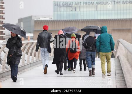 London, Vereinigtes Königreich, 8. Januar 2023. Touristen, die über die Millennium Bridge im Zentrum von London gingen, wurden von heftigen Regenfällen überrascht, da das unruhige Wetter im Januar anhält. Cedit:Monica Wells/Alamy Live News Stockfoto