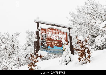 A Welcome to Wisconsin Dells: The Waterpark Capital of the World (ein Willkommen in Wisconsin Dells: Die Hauptstadt des Wasserparks) ist im Winter mit Schnee bedeckt. Stockfoto