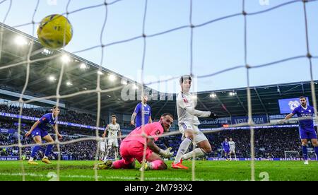 Sonny Perkins von Leeds United (Mitte rechts) erzielt beim dritten Spiel des Emirates FA Cup im Cardiff City Stadium das zweite Tor seiner Seite. Foto: Sonntag, 8. Januar 2023. Stockfoto