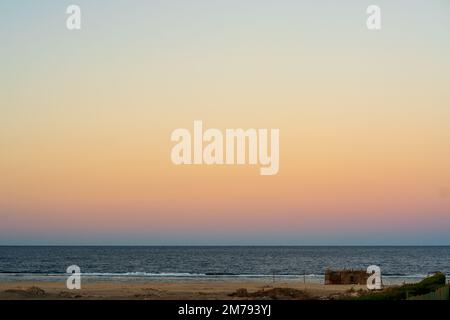 Sonnenuntergang über dem wunderschönen blauen Meer von Marsa Alam Stockfoto