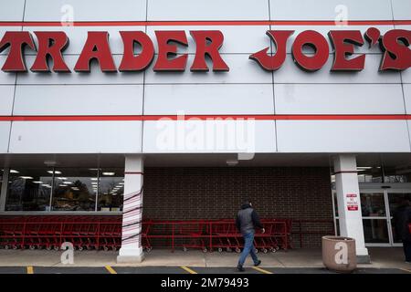 Chicago, USA. 8. Januar 2023 Außenbeschilderung einer Chicagoer Niederlassung von Trader Joe's. In New York wurden zwei separate Sammelklagen gegen das Unternehmen eingereicht, die besagen, dass die Lebensmittelkette die Kunden nicht vor Schwermetallen in ihrer dunklen Schokolade warnte. Die Klagen konzentrieren sich auf Trader Joe's Dark Chocolate 72% Cacao und Dark Chocolate Lover's 85% Cacao Riegel, die in einer Studie zu Verbraucherberichten einen hohen Gehalt an Blei und Cadmium aufweisen. Kredit: Stephen Chung / Alamy Live News Stockfoto