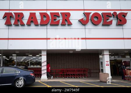 Chicago, USA. 8. Januar 2023 Außenbeschilderung einer Chicagoer Niederlassung von Trader Joe's. In New York wurden zwei separate Sammelklagen gegen das Unternehmen eingereicht, die besagen, dass die Lebensmittelkette die Kunden nicht vor Schwermetallen in ihrer dunklen Schokolade warnte. Die Klagen konzentrieren sich auf Trader Joe's Dark Chocolate 72% Cacao und Dark Chocolate Lover's 85% Cacao Riegel, die in einer Studie zu Verbraucherberichten einen hohen Gehalt an Blei und Cadmium aufweisen. Kredit: Stephen Chung / Alamy Live News Stockfoto